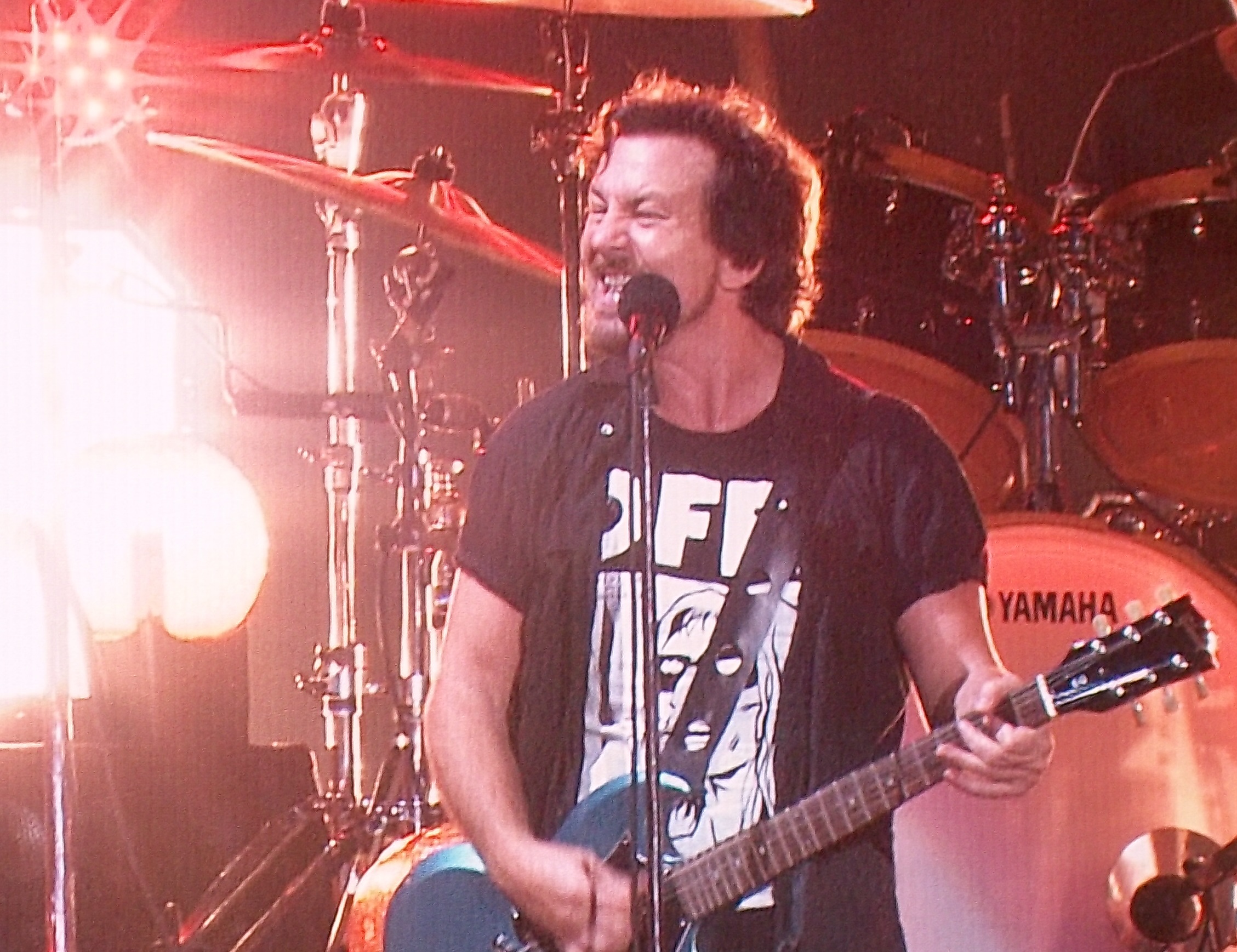 Pearl Jam destroy Milton Keynes Bowl